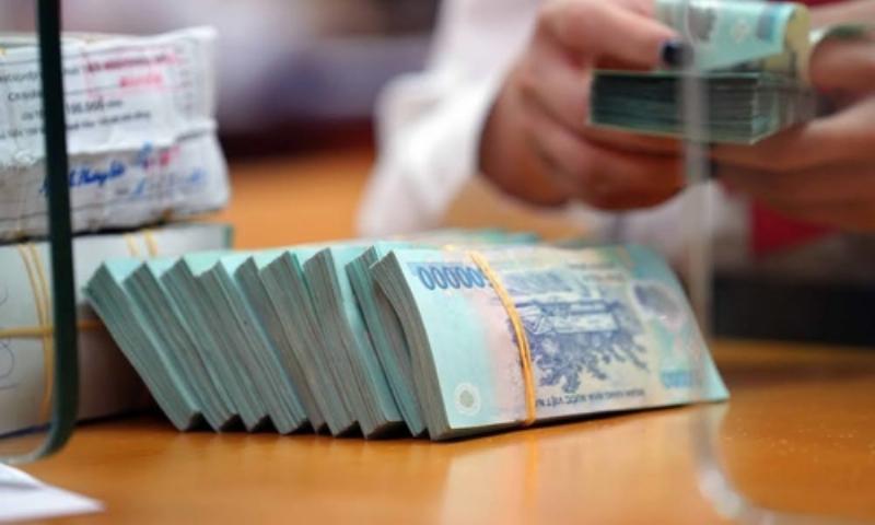 Thách thức khi quản lý tài chính minh họa bằng các biểu tượng nợ, lạm phát, rủi ro